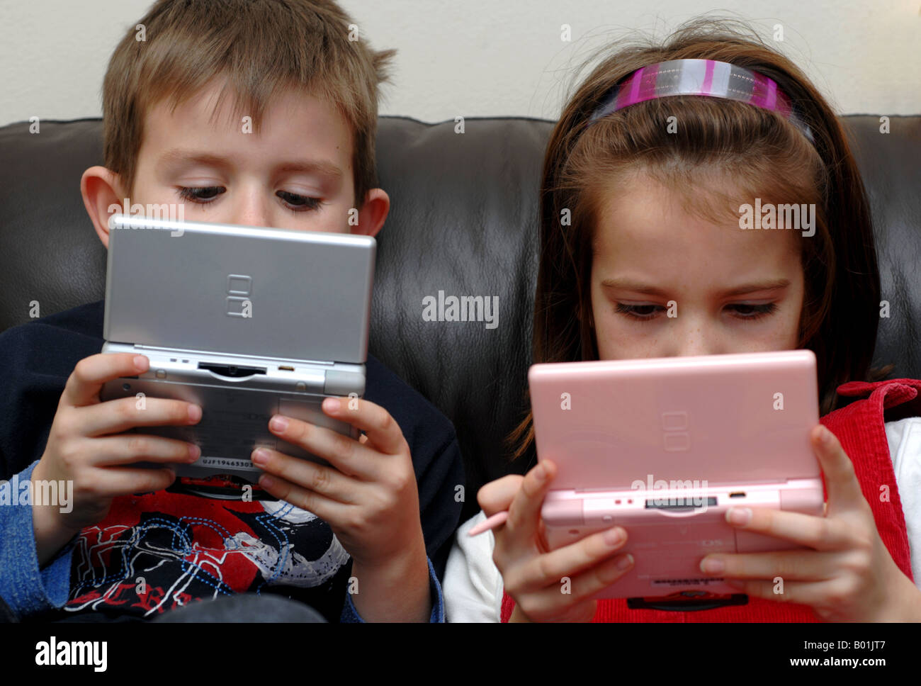 Kinder spielen Nintendo DS lite Computerspiel Stockfoto