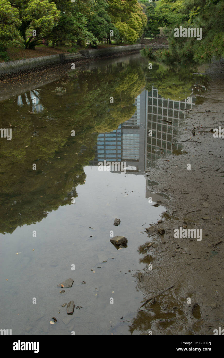 Ein Gezeiten-Kanal an Hamarikyu Gärten spiegelt die Hochhäuser am Shiodome, Tokio, Japan. Stockfoto