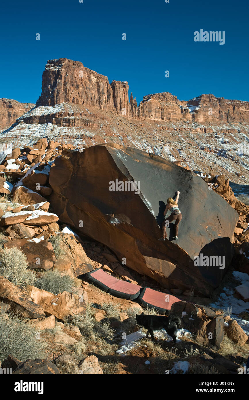 Lisa Hathaway Bouldern im Big Bend-Bouldergebiet in der Nähe von Moab Utah Stockfoto