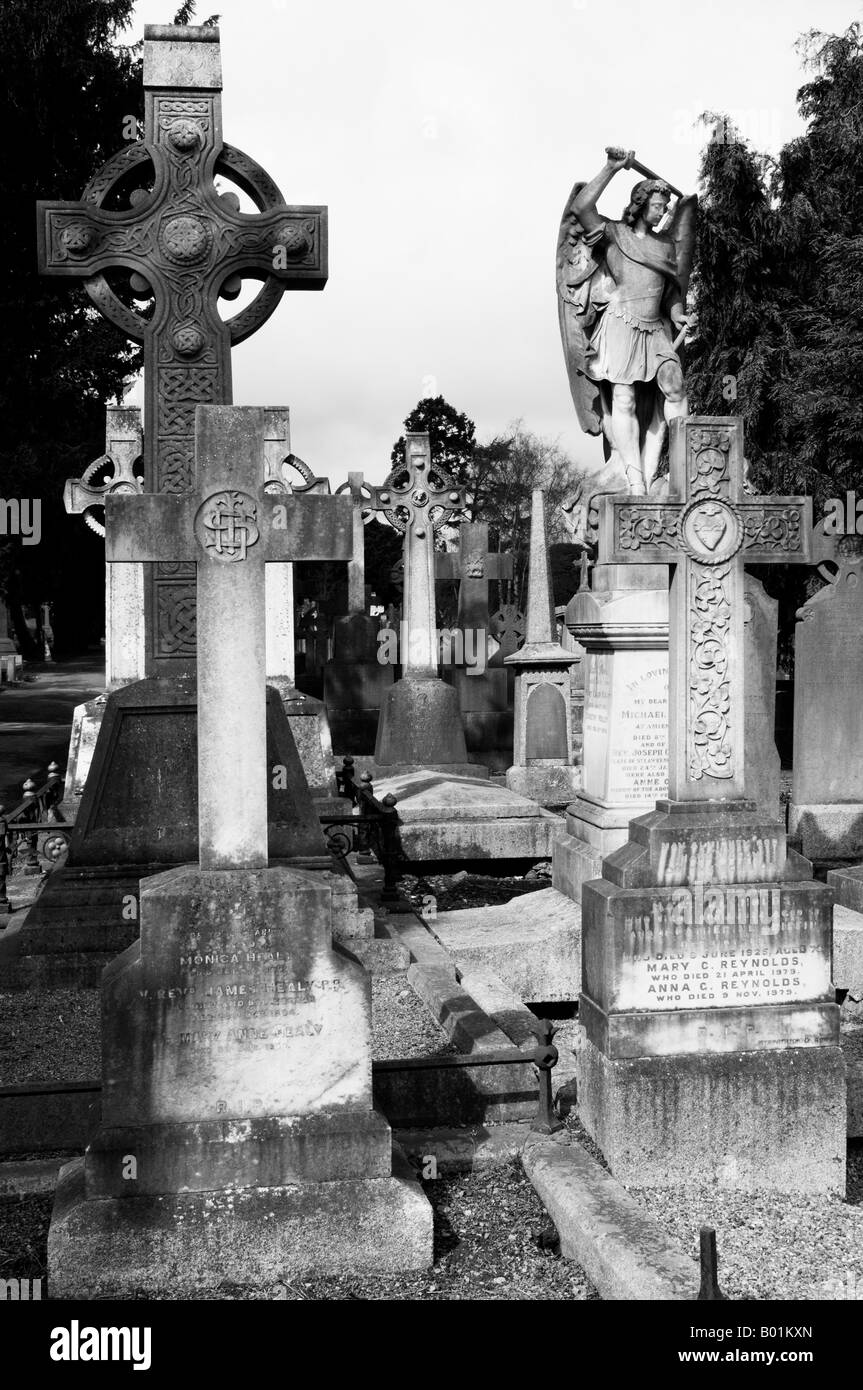 Die Gräber am Friedhof Aussicht auf Glasnevin Dublin Irland drängen sich dicht beieinander Stockfoto