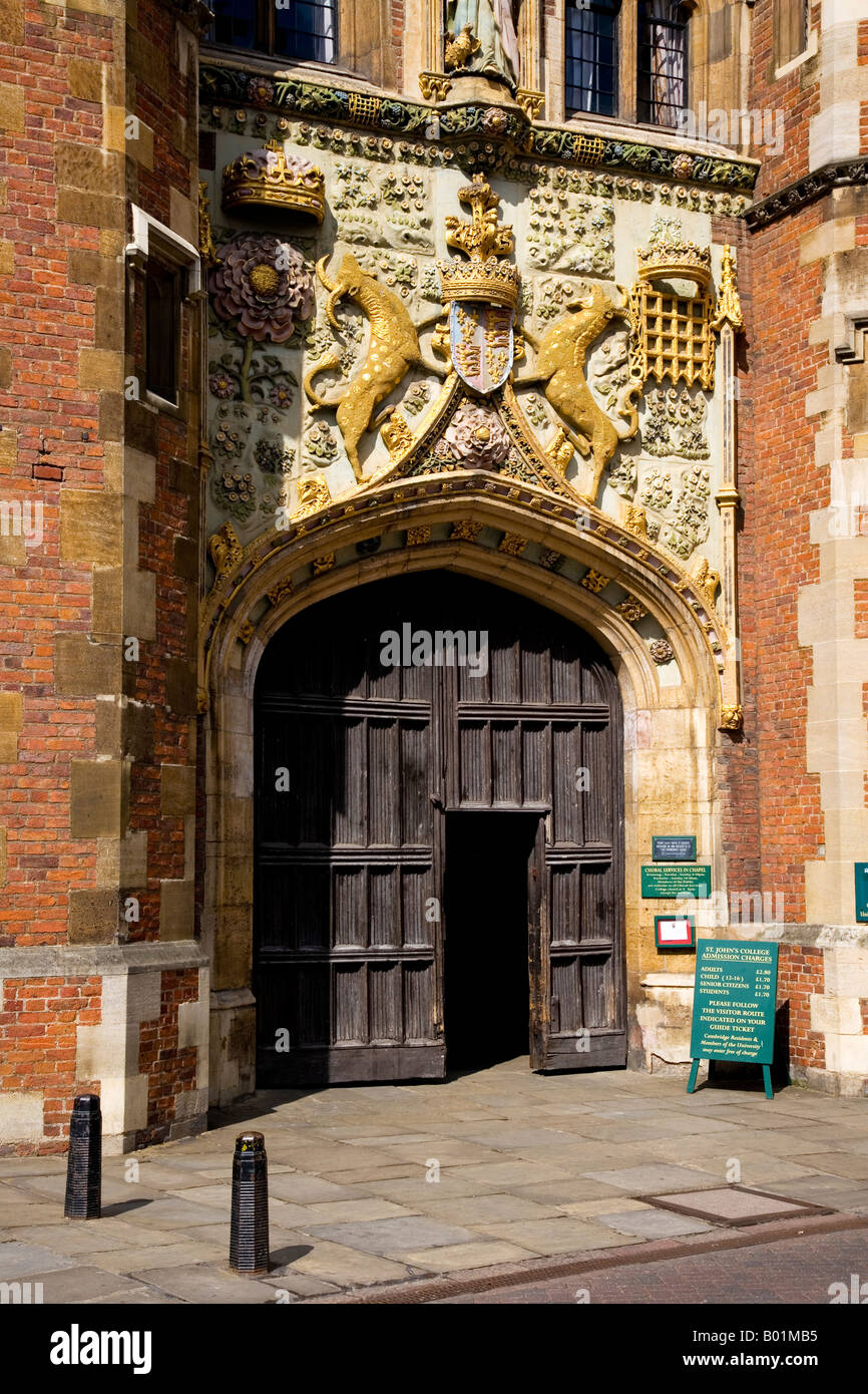 Das Eingangstor, St.Johannes College, Cambridge. Das Schnitzen ist das Wappen von der Gründerin, Lady Margaret Beaufort. Stockfoto