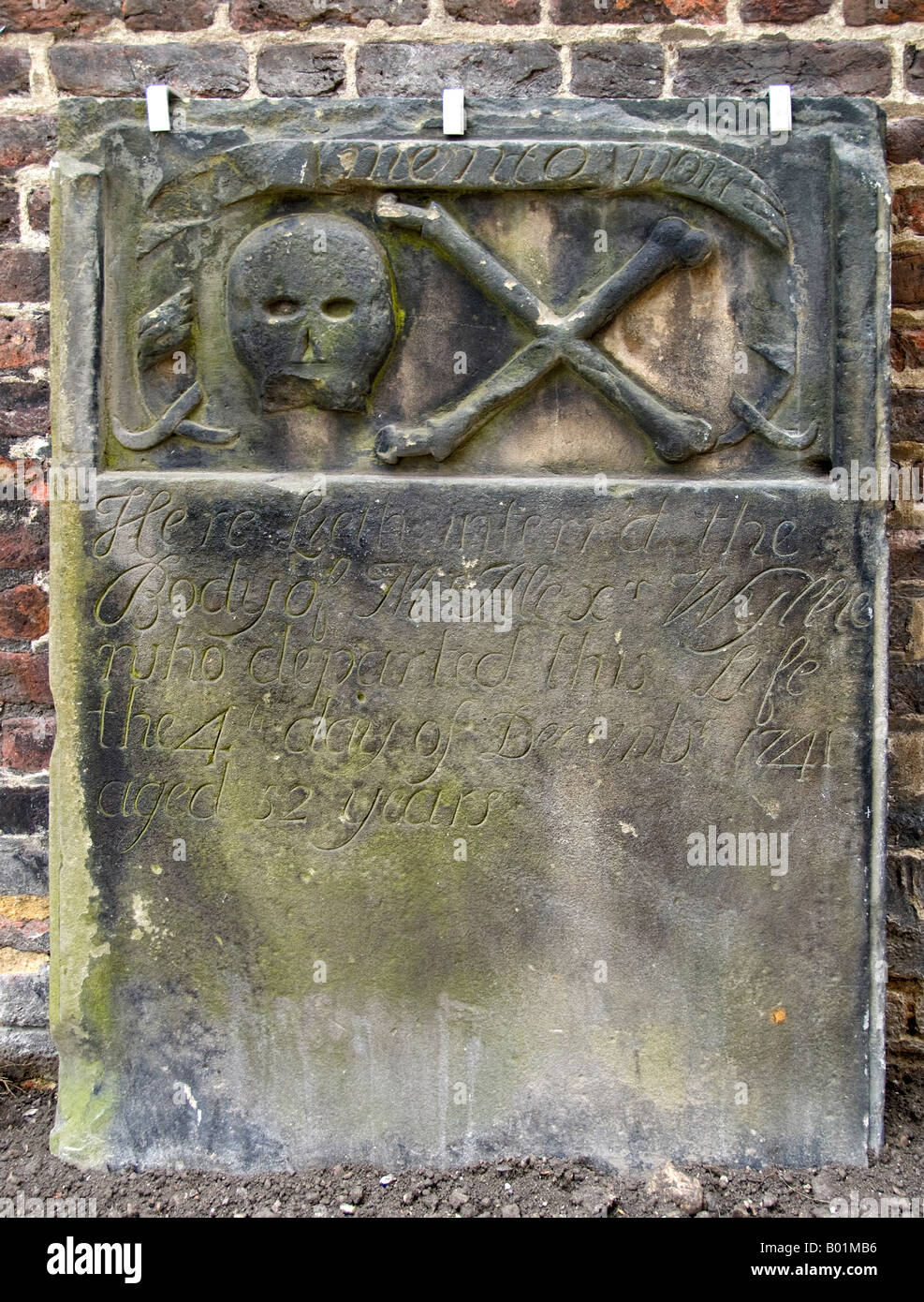 Grabstein am St. Georgskirche im Osten, in der Nähe von Shadwell, London, England, UK. Stockfoto