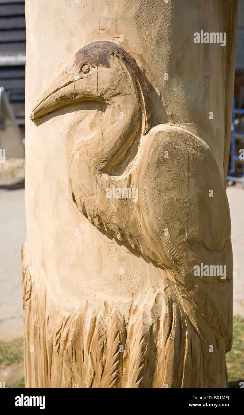 Holzschnitzerei eines grauen Herons auf einem Totempfahl im RSPB Nature Reserve, Pulborough Brooks, West Sussex, England, Großbritannien Stockfoto