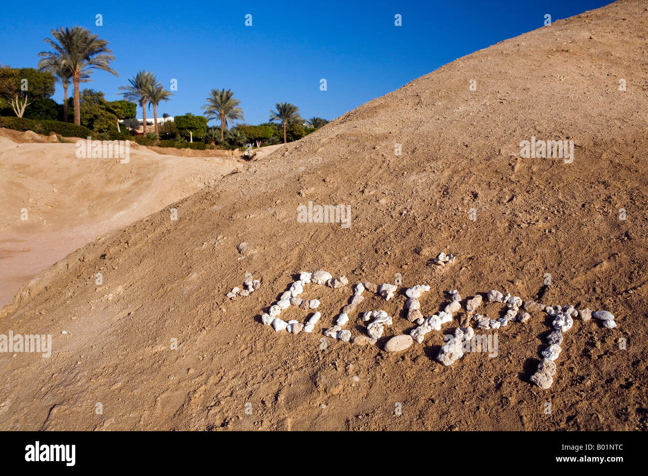 Ägypten mit Steinen auf einer Sanddüne in Sharm el Sheikh mit Sofitel Restort Naama Bay Ägypten geschrieben Stockfoto