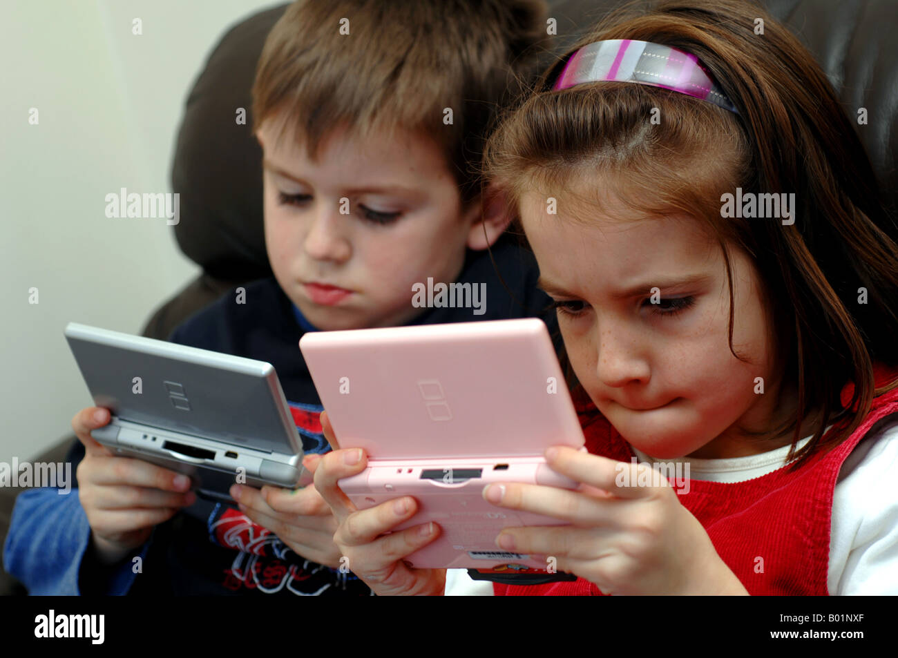 Kinder spielen Nintendo DS lite Computerspiel Stockfoto