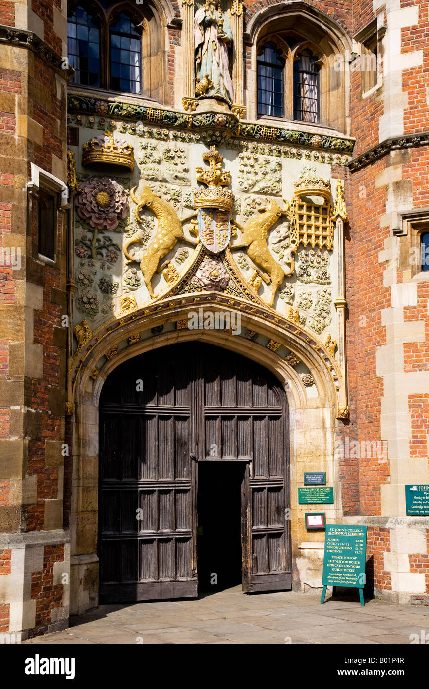 Das Eingangstor, St.Johannes College, Cambridge. Das Schnitzen ist das Wappen von der Gründerin, Lady Margaret Beaufort. Stockfoto