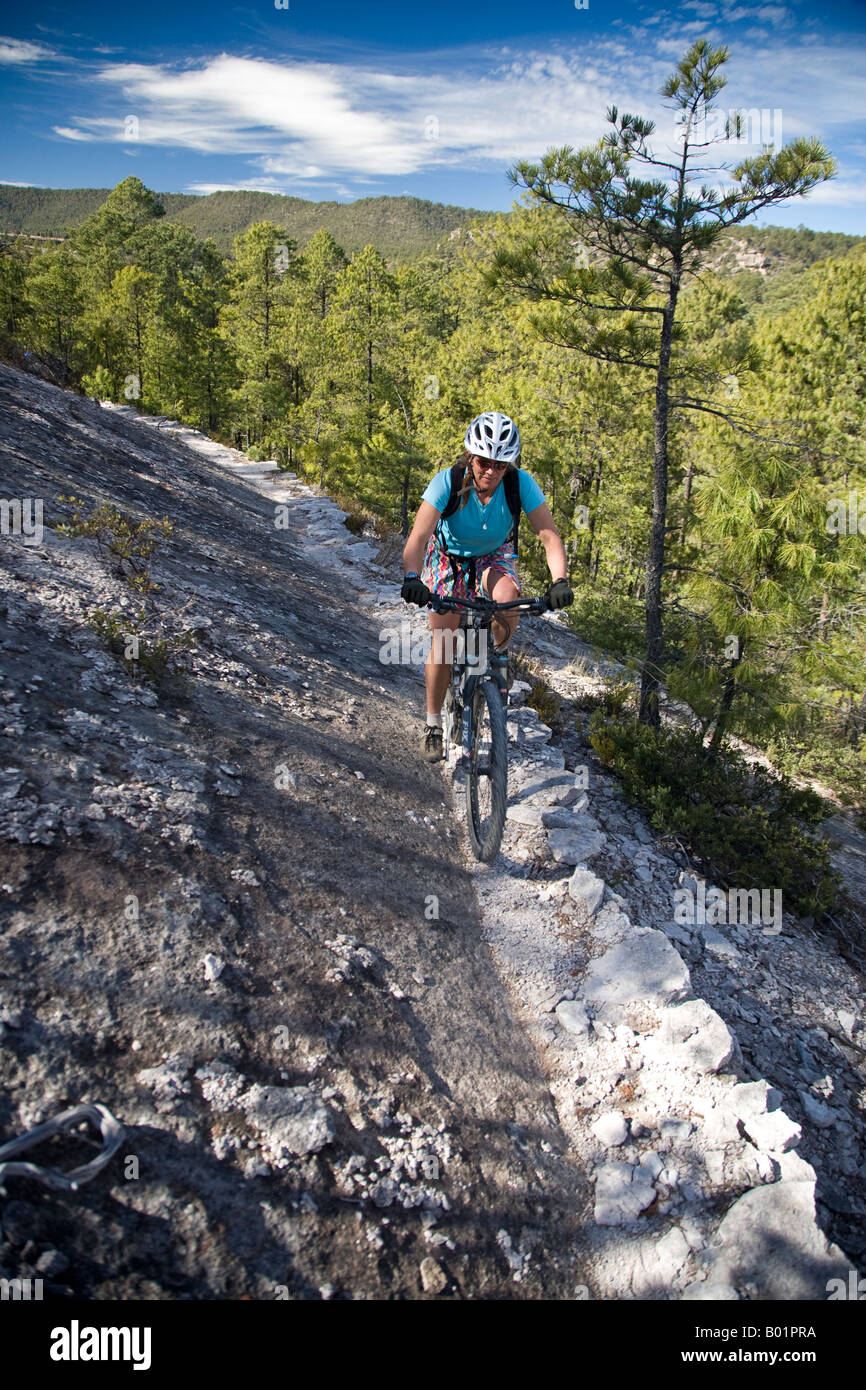 Rachel Schmidt Mountainbiken im Bereich "Cusarare" im Bereich "Copper Canyon" Mexiko Stockfoto