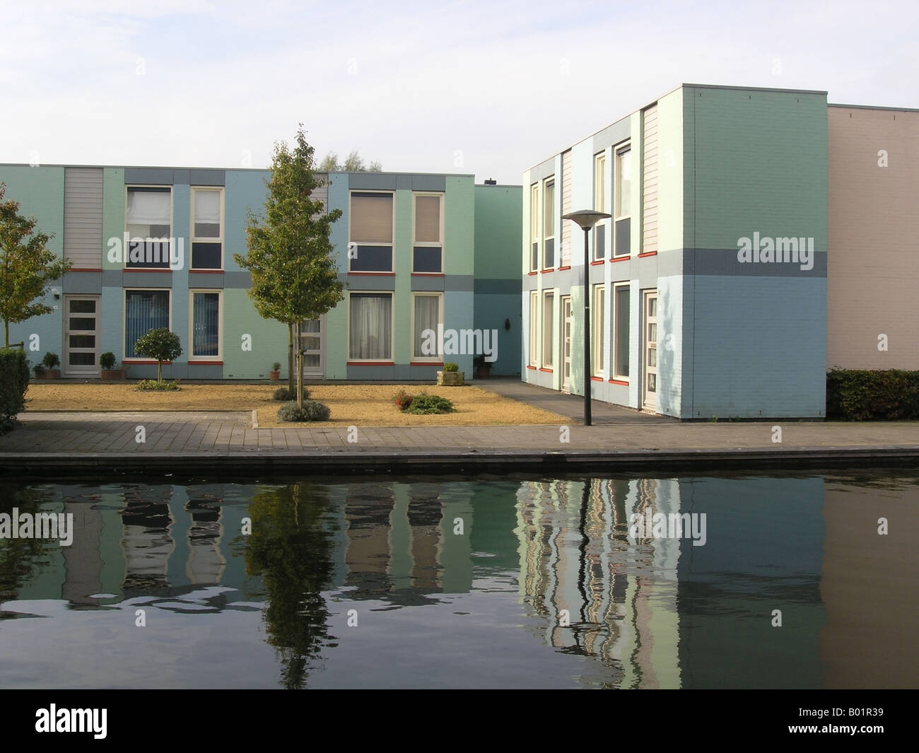 leichte blaue und grüne Zeile Reihenhäuser in Almere Buiten Niederlande