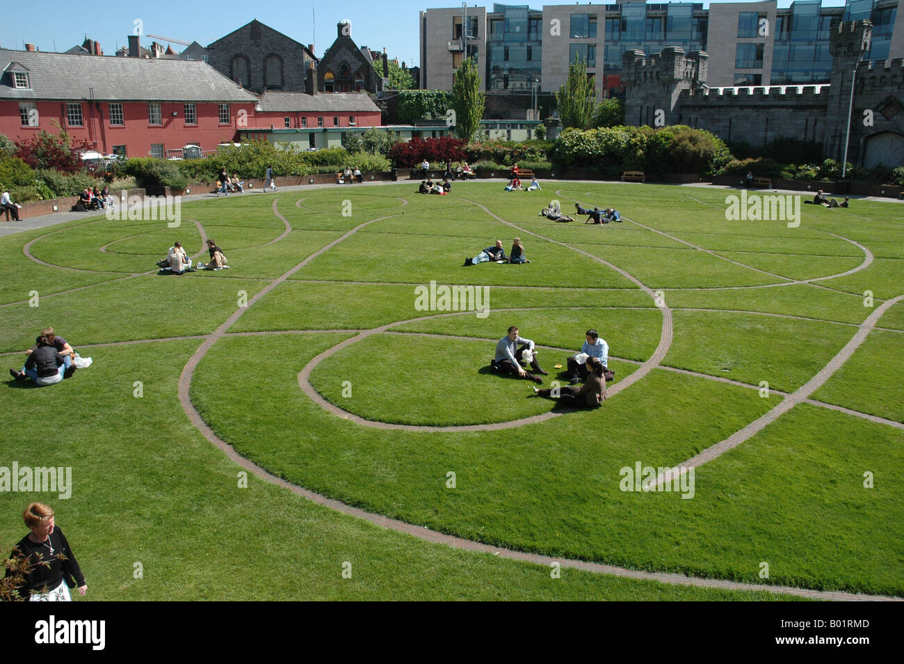 Dublin Castle Gardens-Mittagszeit für Stadt Büroangestellte Stockfoto