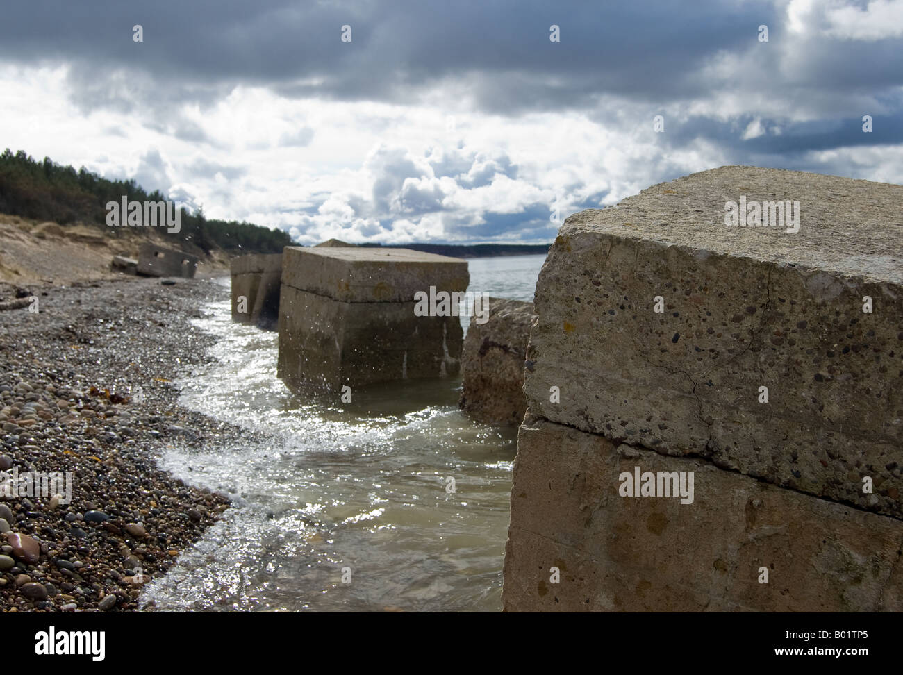 Konkrete Hindernisse auf Roseisle Strand Stockfoto
