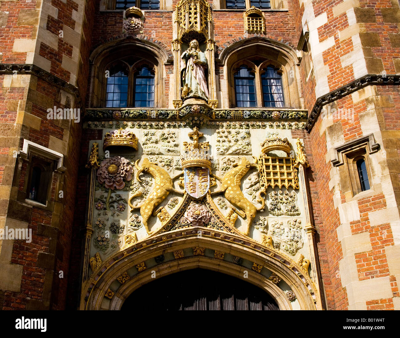 Das Eingangstor, St.Johannes College, Cambridge. Das Schnitzen ist das Wappen von der Gründerin, Lady Margaret Beaufort. Stockfoto