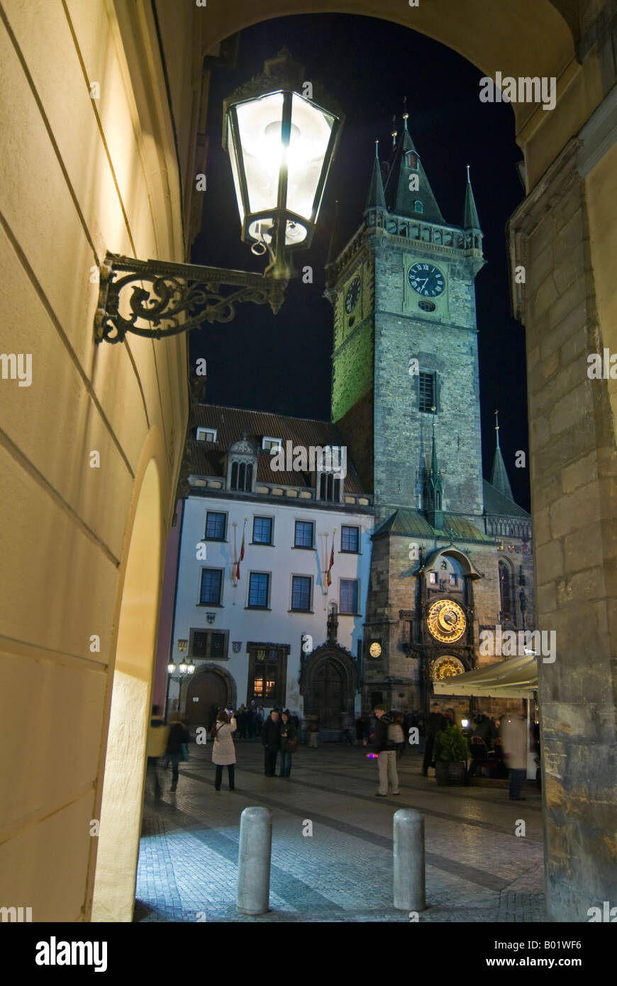 Vertikale Weitwinkel der astronomischen Uhr "Orloj" Altstädter "Staromestske Namesti" nachts beleuchtet. Stockfoto