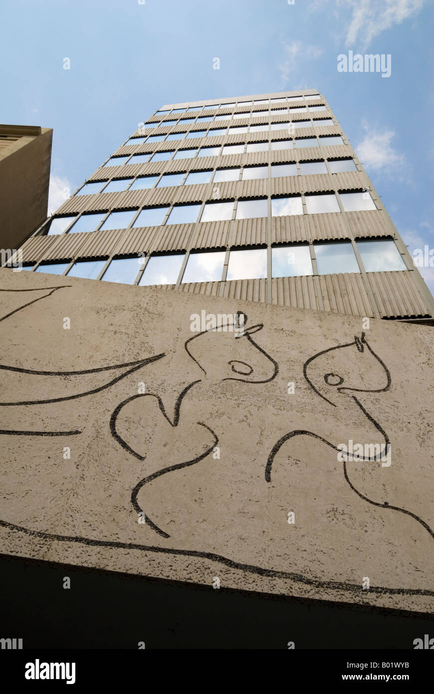 El Fris dels Nens - Der Fries der Kinder von Carl Nesjar - auf original Designs auf Basis von Picasso auf der Architektenkammer Gebäude, Barcelona Stockfoto