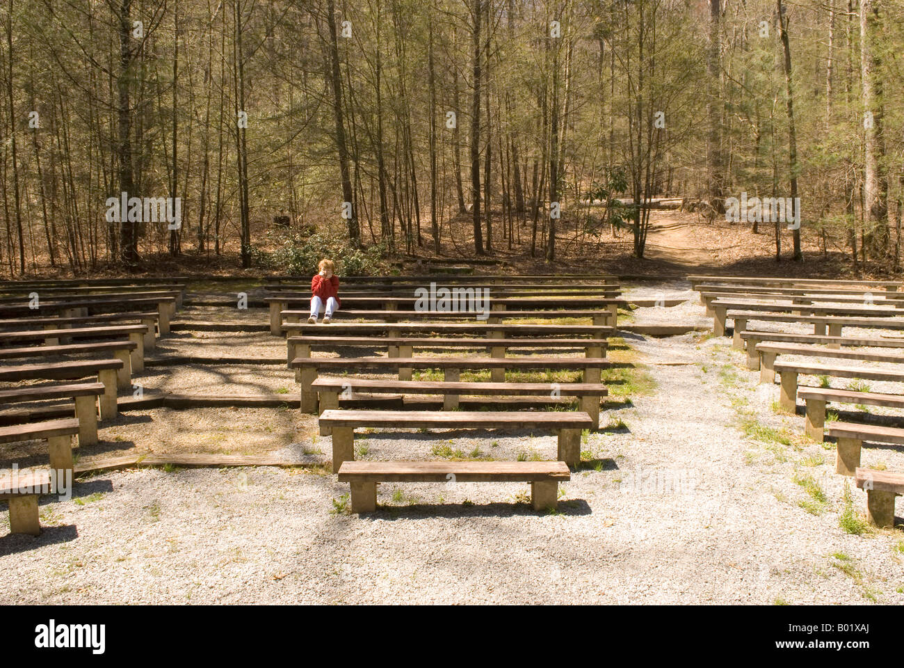 Kaukasische Frau (50-55) liegt am Amplitheater beim Wandern auf einem Pfad an Davidson River Campground in der Nähe von Brevard North Carolina U Stockfoto