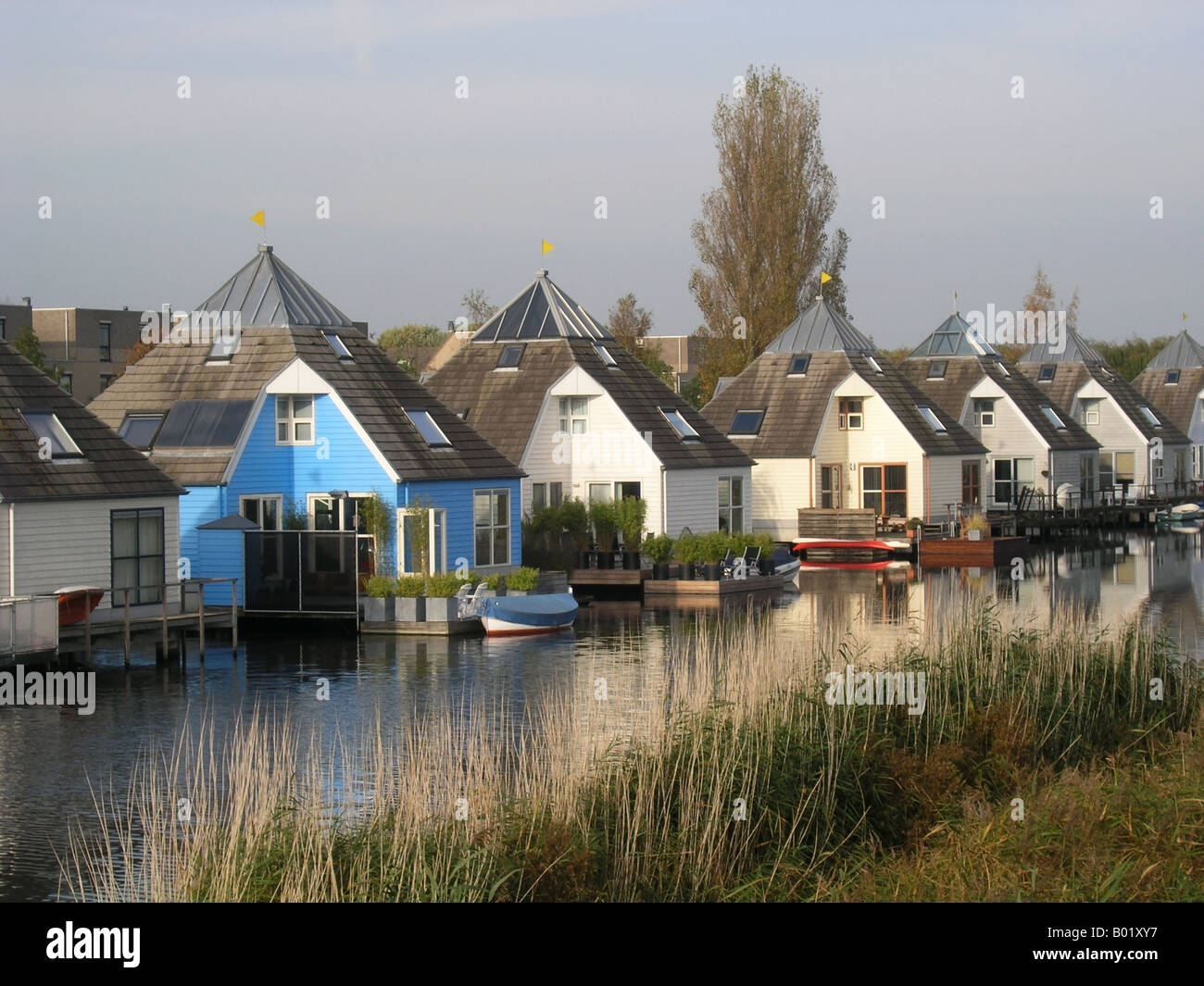 Reihe von identischen Wohngebäude befindet sich in der modernen Architektur am Wasser Almere Buiten Niederlande Stockfoto