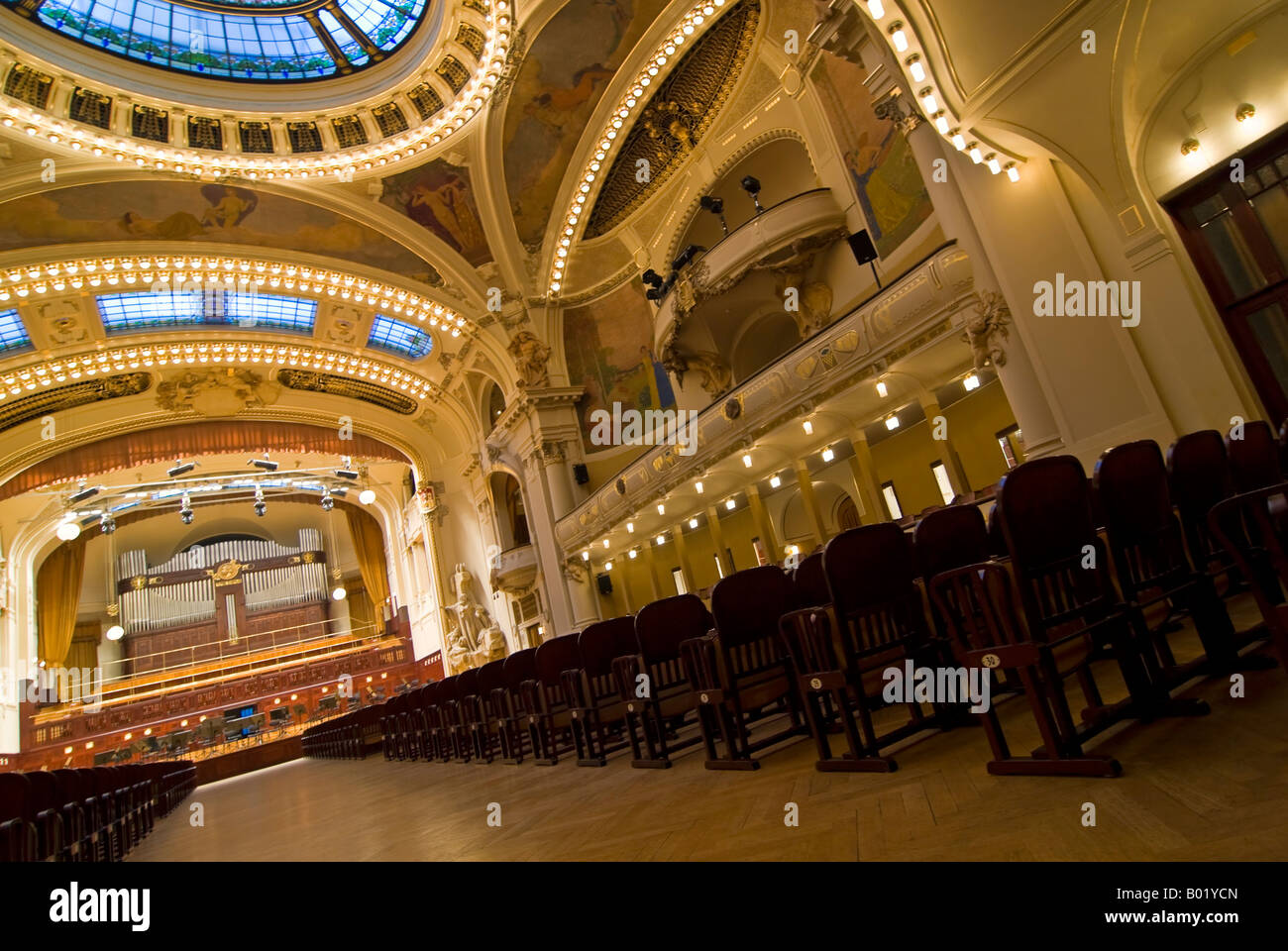 Horizontalen Weitwinkel des Zuschauerraumes in das Gemeindehaus "Obecní Dům" leer. Stockfoto