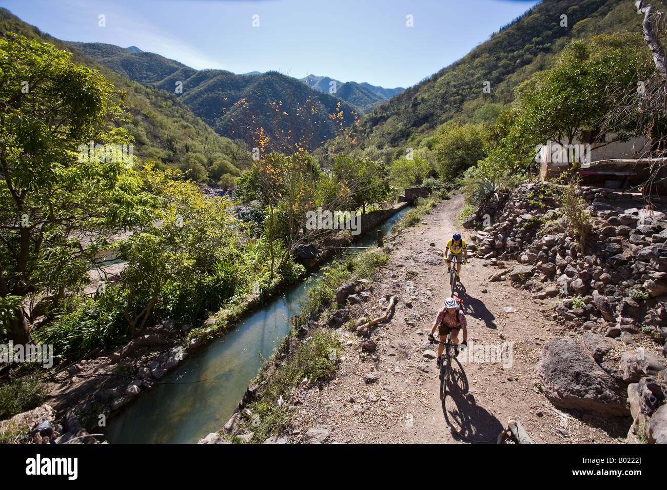 Geoge Boykin und Rachel Schmidt Mountainbike von Batopilas nach Cerro Colorado im Copper Canyon Bereich von Mexiko Stockfoto