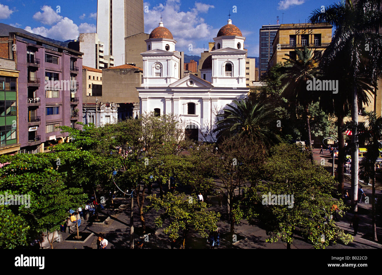 Blick auf die Kirche La Candelaria und den Parque de Berrío von der U-Bahnstation in Medellín, Kolumbien Stockfoto