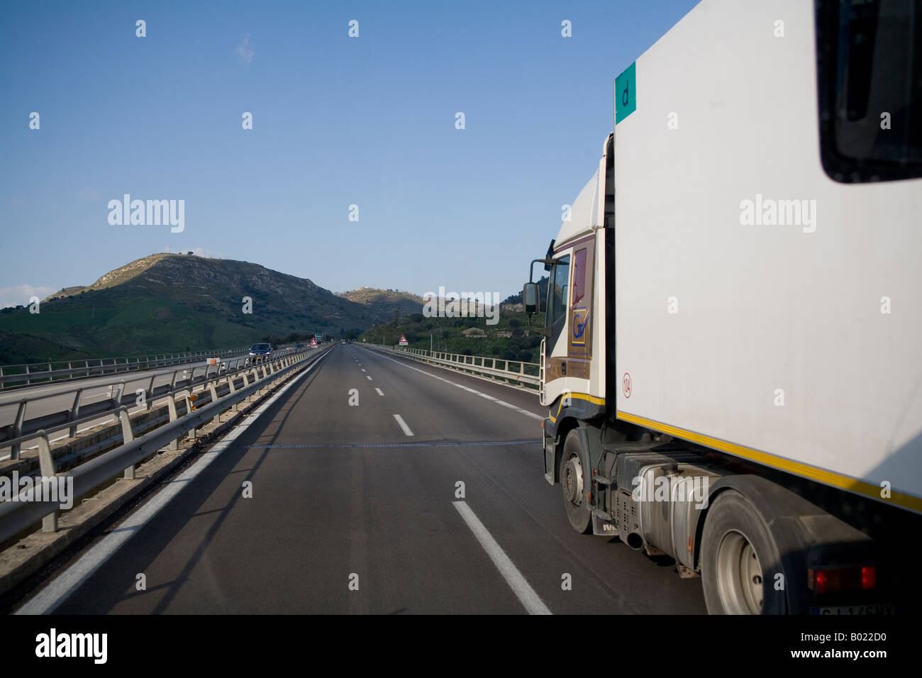 Überholen eines LKWs auf der Autobahn, Sizilien, Italien Stockfotografie Alamy