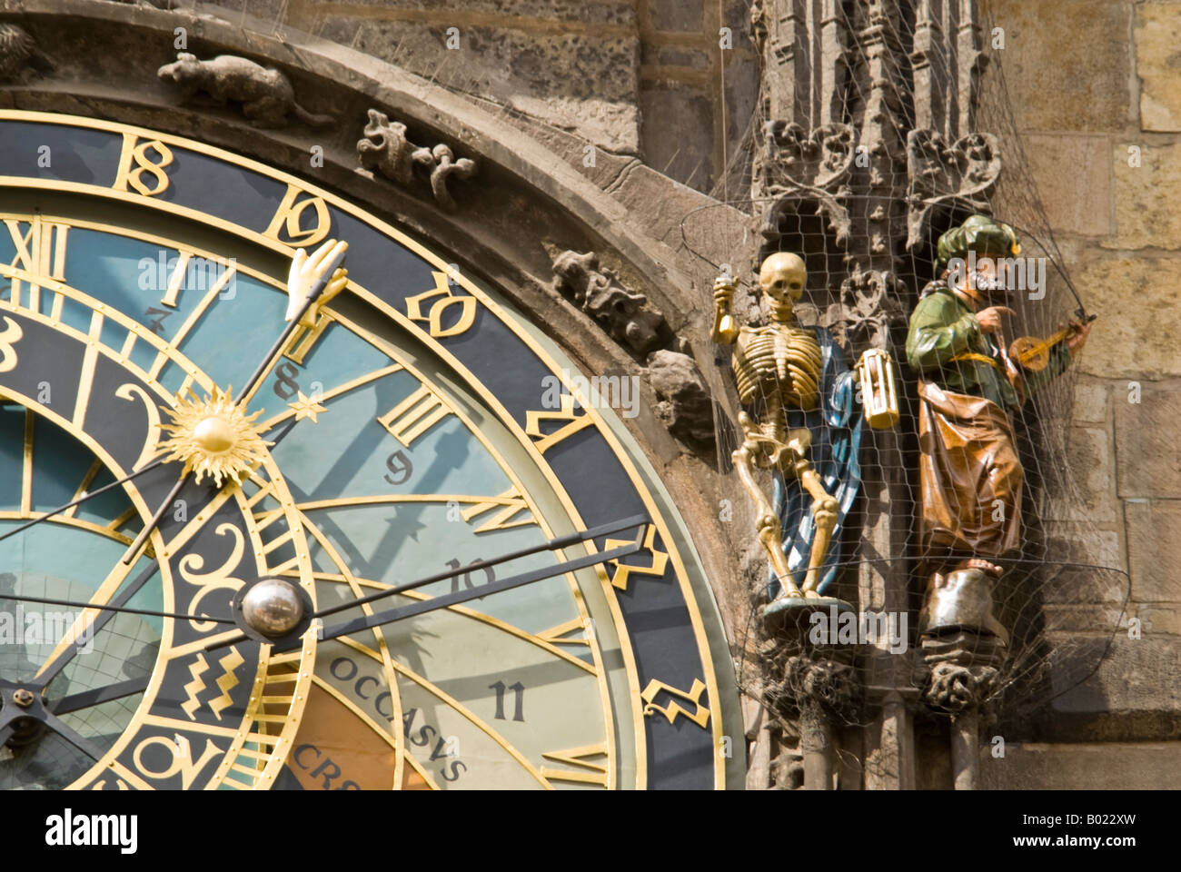 Horizontal in der Nähe der faszinierenden astronomischen Uhr stellen "Orloj" an einem sonnigen Tag mit den Zahlen des Todes und der Türk. Stockfoto