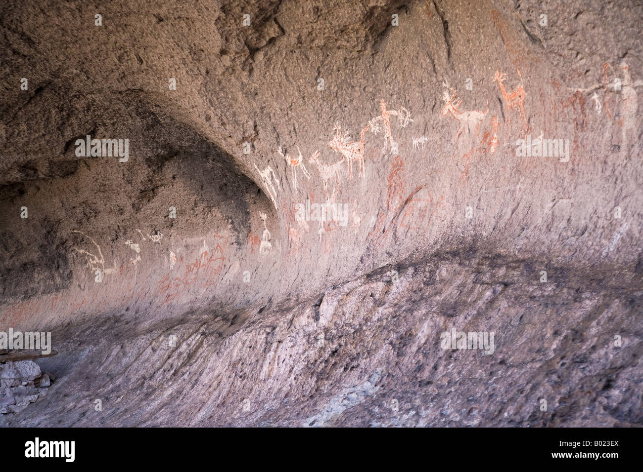 Höhle mit Ruinen und indigenen Gemälde im Bereich "Cusarare" im Bereich "Copper Canyon" Mexiko Stockfoto