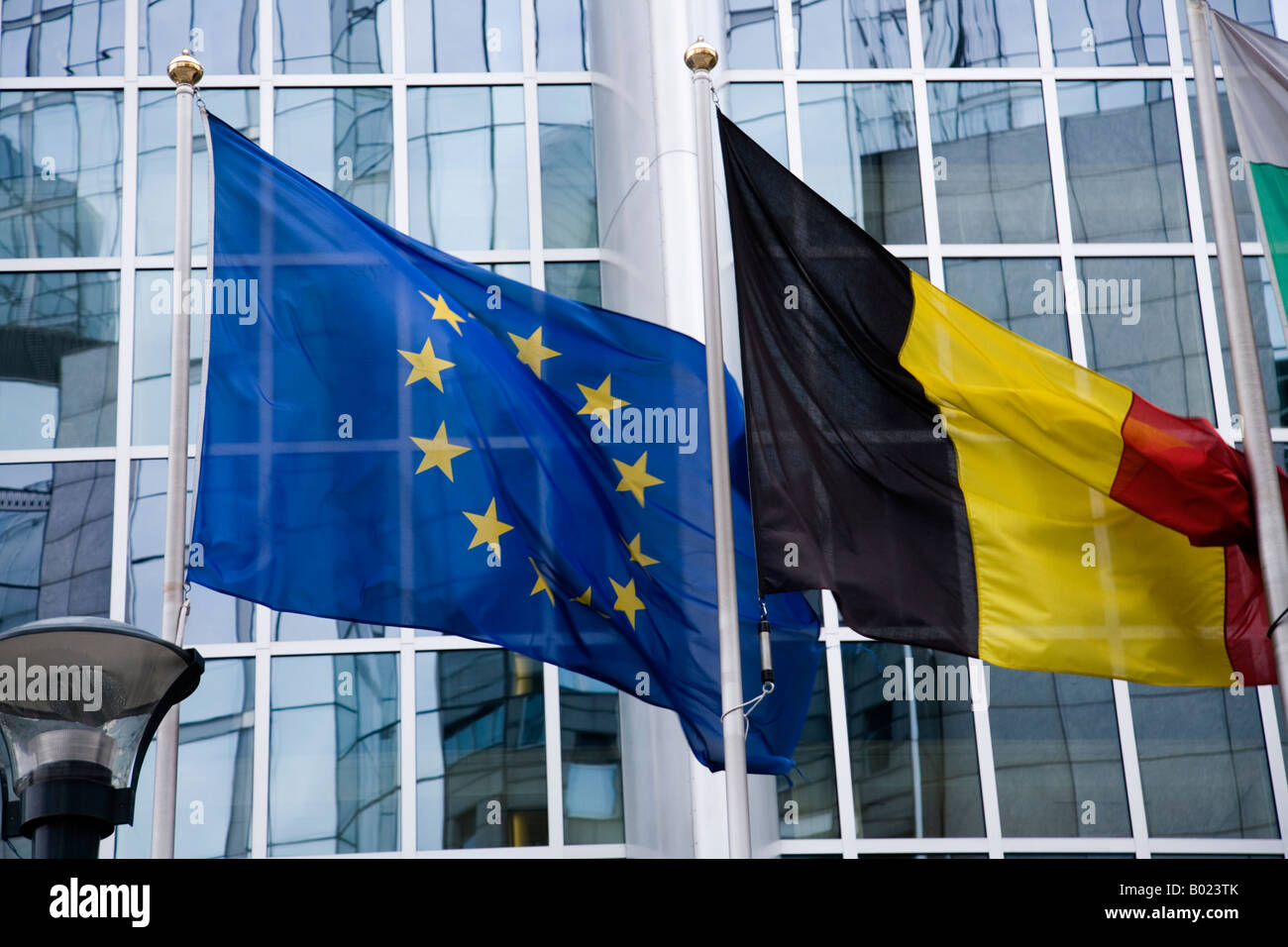 Europäische Flagge und belgische Flagge außerhalb der Spaak Gebäude, Europaparlament, Brüssel, Belgien. Stockfoto