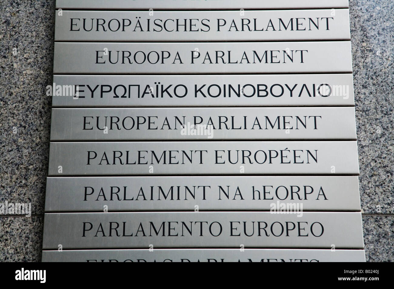 Worte "Europäisches Parlament" in den Sprachen der Mitgliedstaaten angezeigt. Europäische Parlament Gebäude in Brüssel, Belgien. Stockfoto