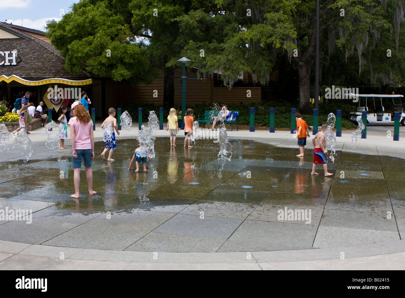 Kinder spielen im Wasser Brunnen Ausstellung im Downtown Disney Marketplace in Orlando Florida USA Stockfoto