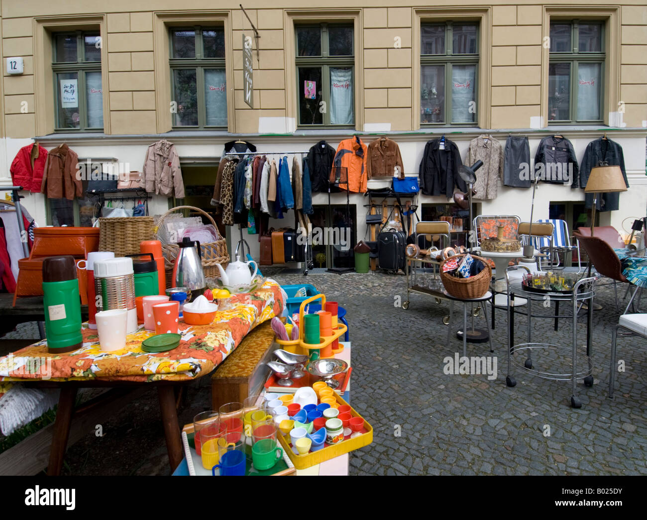 Stände mit gebrauchten Produkten auf Straße vor Laden Sie Kastanienallee im Prenzlauer Berg Berlin 2008 Stockfoto