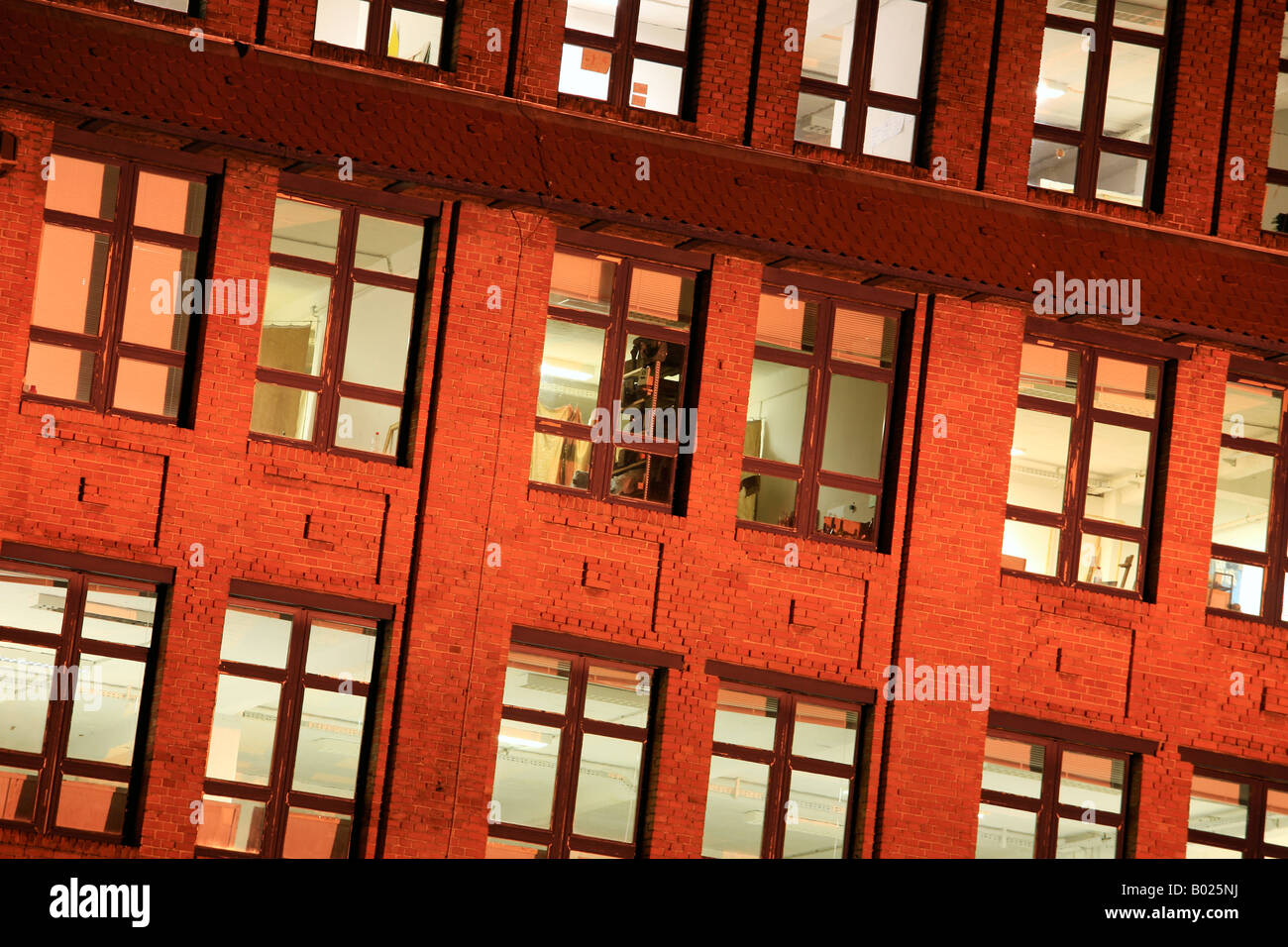 beleuchteten roten Backsteinfassade einer alten umgebauten Fabrik Gebäude, Druckerei Hermes Druck, Halle (Saale), Deutschland Stockfoto