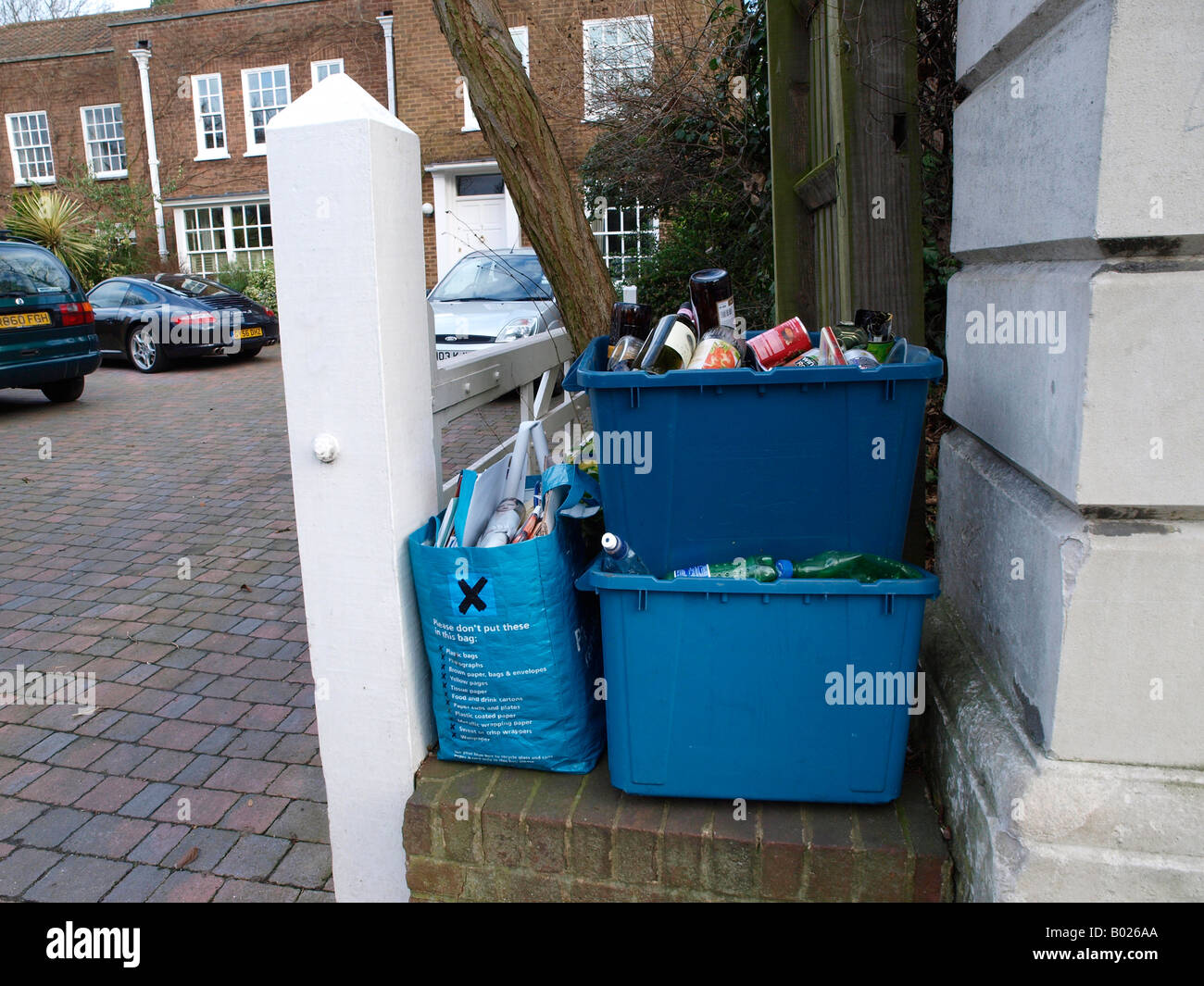 Recycling-Boxen zur Abholung durch den Rat in Dulwich London ausgelassen Stockfoto