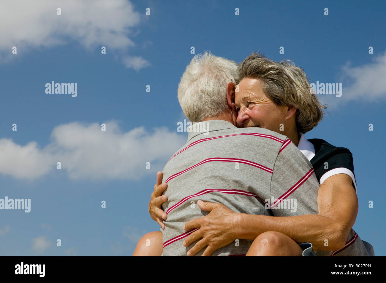 Älteres Paar, umarmen Stockfoto