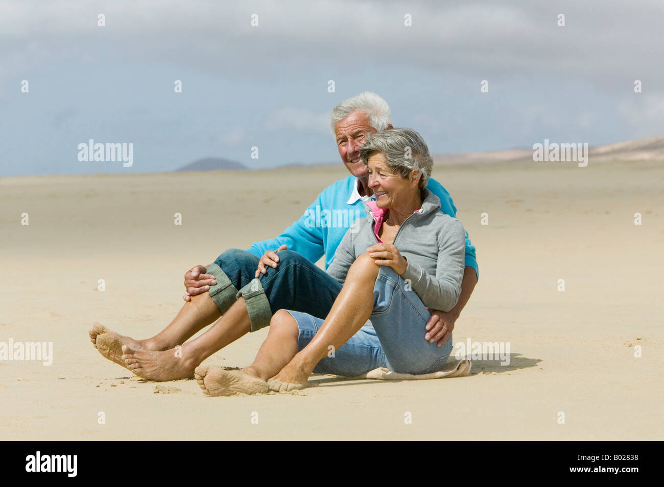 Älteres Paar zusammen am Strand zu entspannen Stockfoto