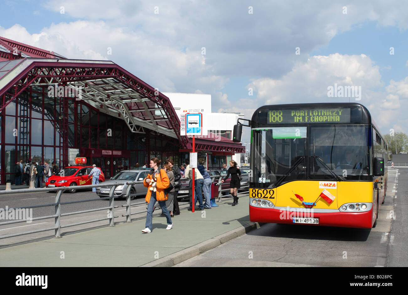 Warschau Polen ÖPNV-Bus-Service außerhalb Passagier Terminal 1 am Flughafen Warschau Frederic Chopin Stockfoto