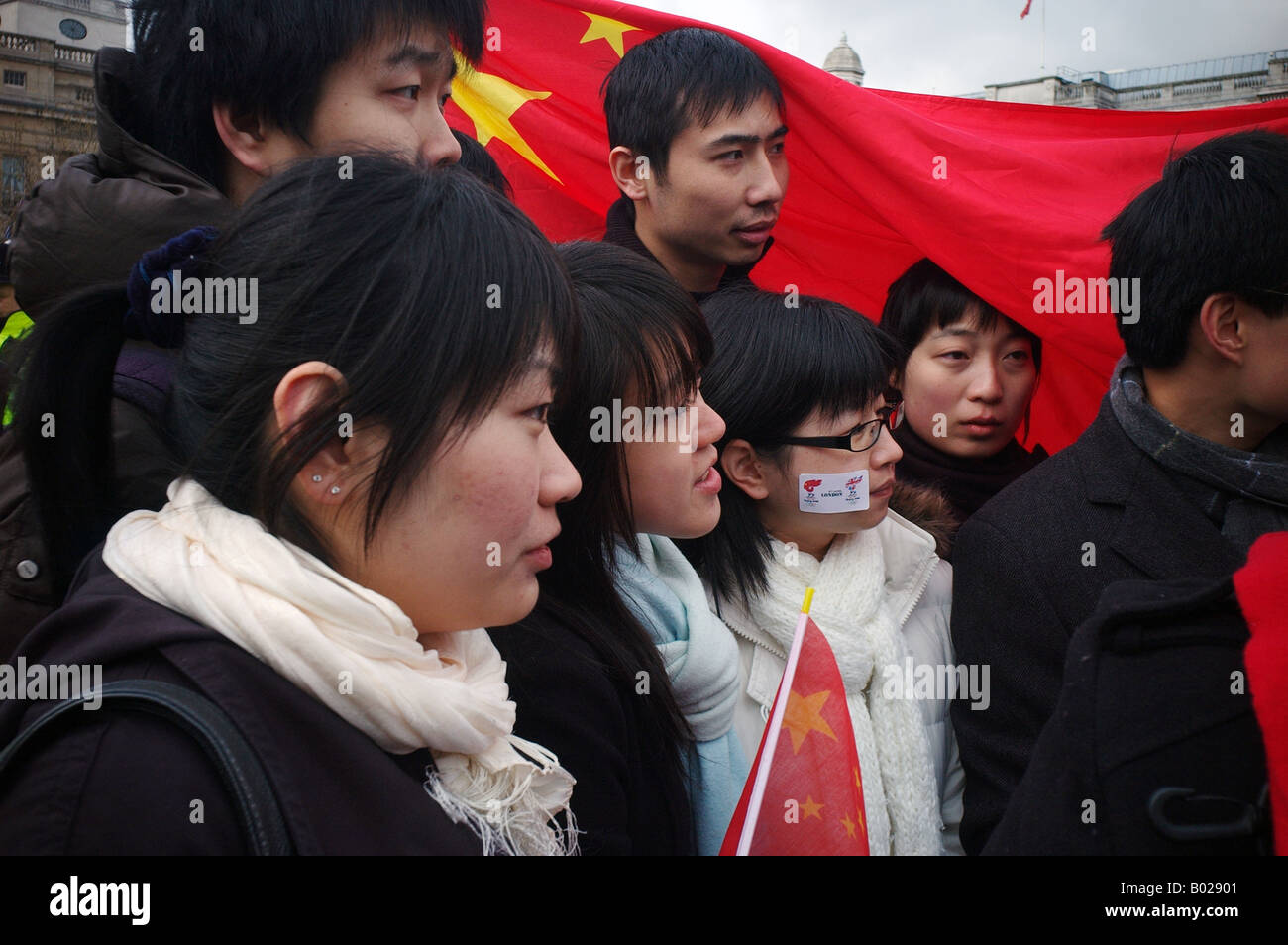 Eine Gruppe von jungen chinesischen Studenten auf dem Trafalgar Square Stockfoto