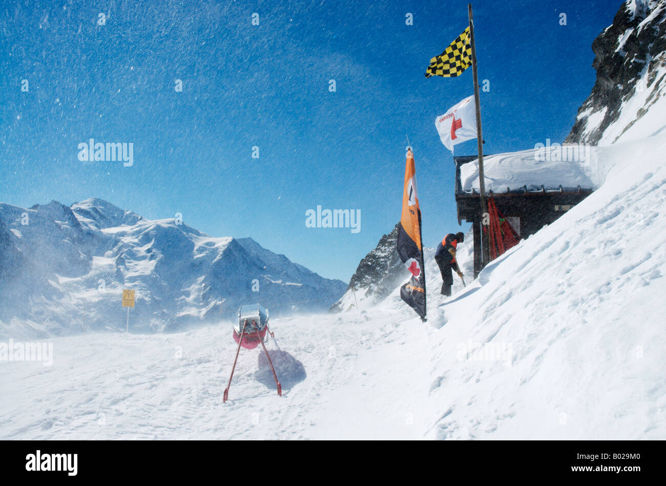 Ski Patrol Sicherheit Post Flegere Skigebiet mit Mont-Blanc-Massiv im Hintergrund. Chamonix, Frankreich Stockfoto