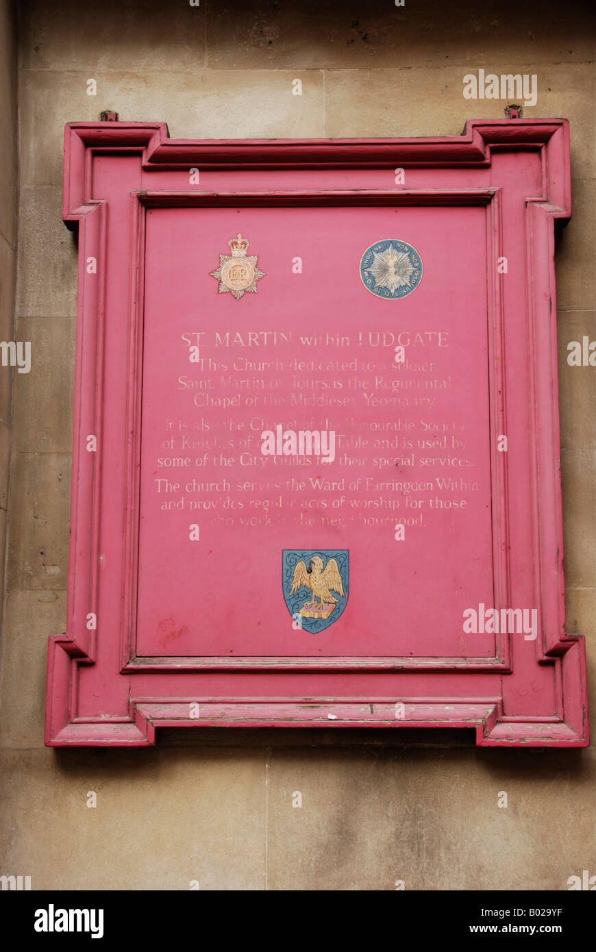 Holzschild Schwarzes Brett im Außenbereich von St. Martin in Ludgate beschreibt die Kirche in Ludgate Hill London Stockfoto