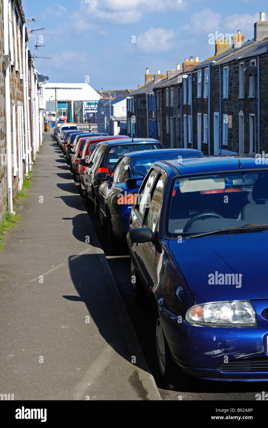 eine Reihe von parkenden Autos in einer Straße in Camborne, Cornwall, england Stockfoto