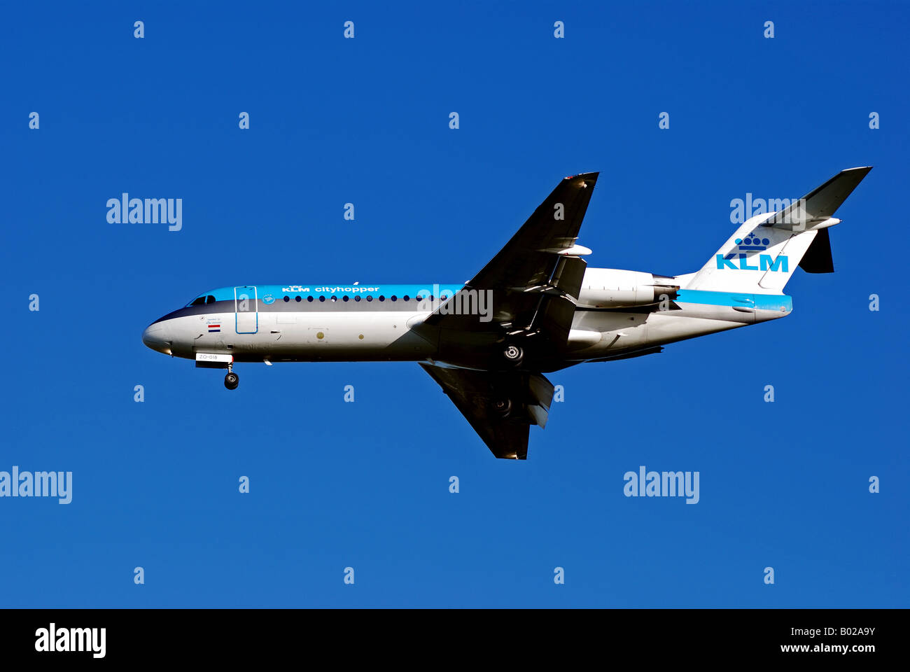 KLM Fokker 70 Flugzeug nähert sich der internationale Flughafen Birmingham, UK Stockfoto