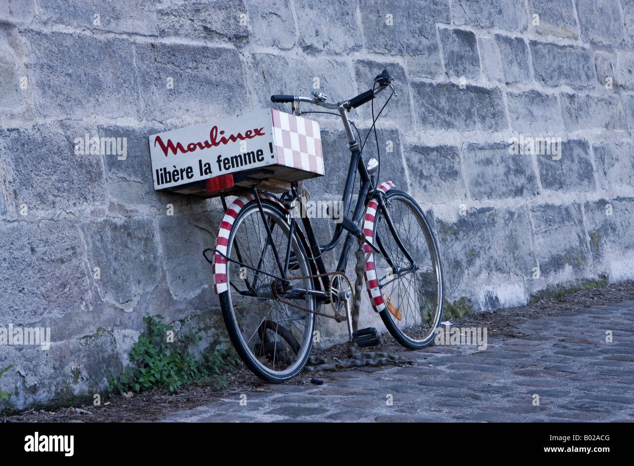 Fahrrad mit dem alten Moulinex-Slogan: "Moulinex Libère la Femme" ("Moulinex befreit Frauen"), Paris, Frankreich, Europa Stockfoto