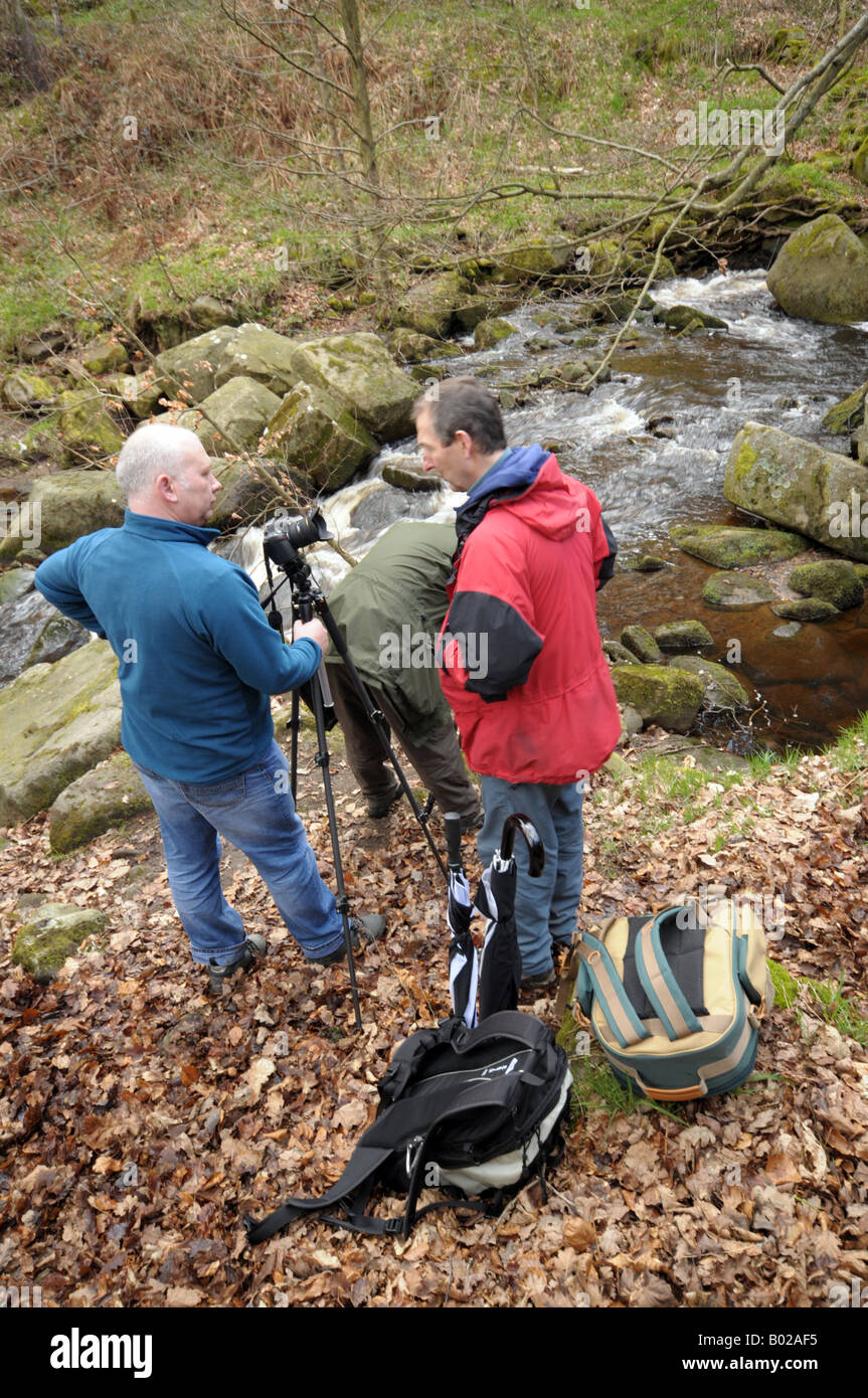 Fotografen in Padley Wäldern in der Nähe von Grindleford Derbyshire Aufnahmen wird vorbereitet Stockfoto