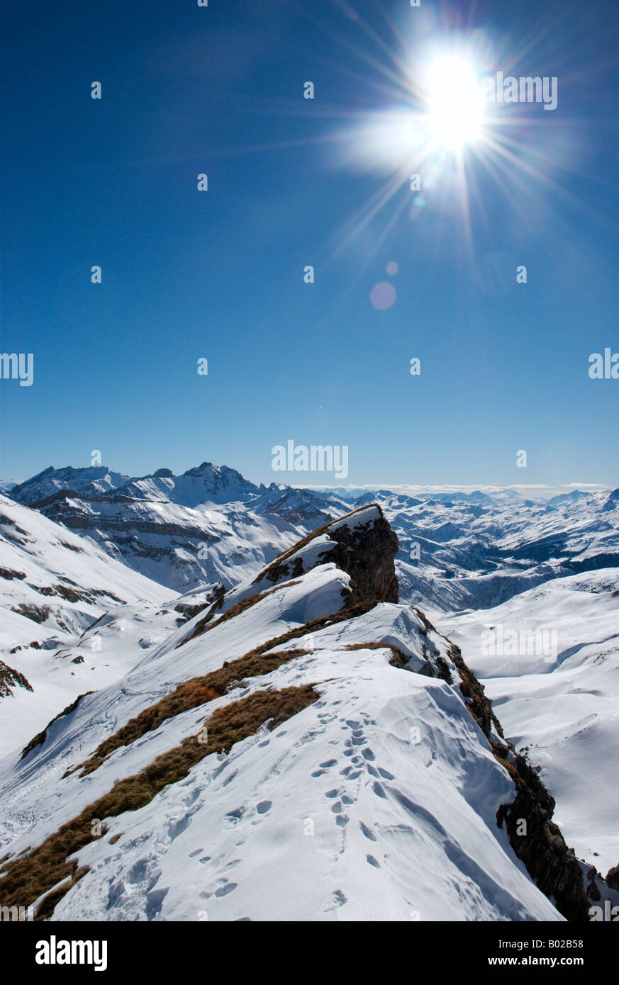 Durchqueren Sie hellen sonnigen Wintertag auf spektakuläre Col Cicle - Col Chausseurs Skitouren, Les Contamines-Montjoie, Frankreich Stockfoto
