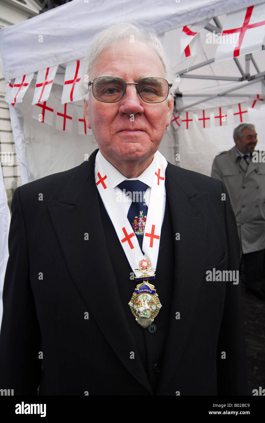 Mann IN seinem 80 trägt schwarzen Anzug mit seiner ST GEORGE Medaille ST GEORGE tagsüber IN LONDON Stockfoto