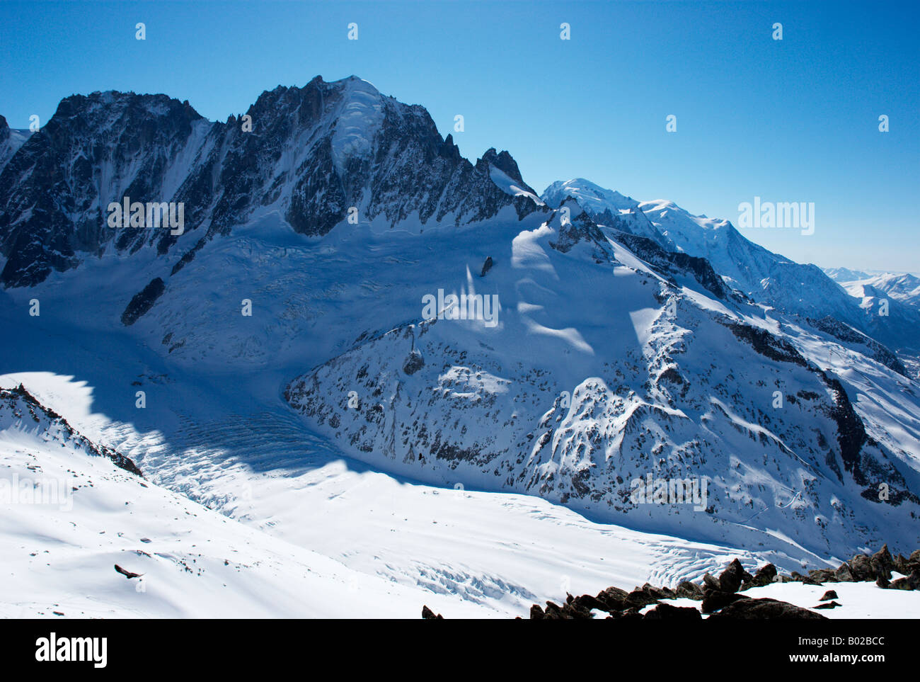 Blick über Argentiere Gletscher, Aiguille Verte und Grands Montets in Richtung Mt Blanc im Hintergrund. Chamonix, Frankreich. Stockfoto