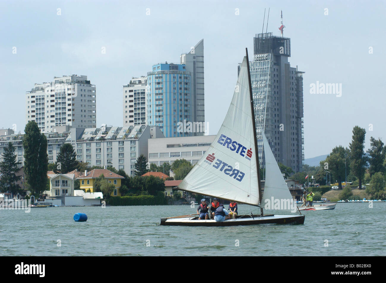 Segeln auf der alten Donau Stockfoto