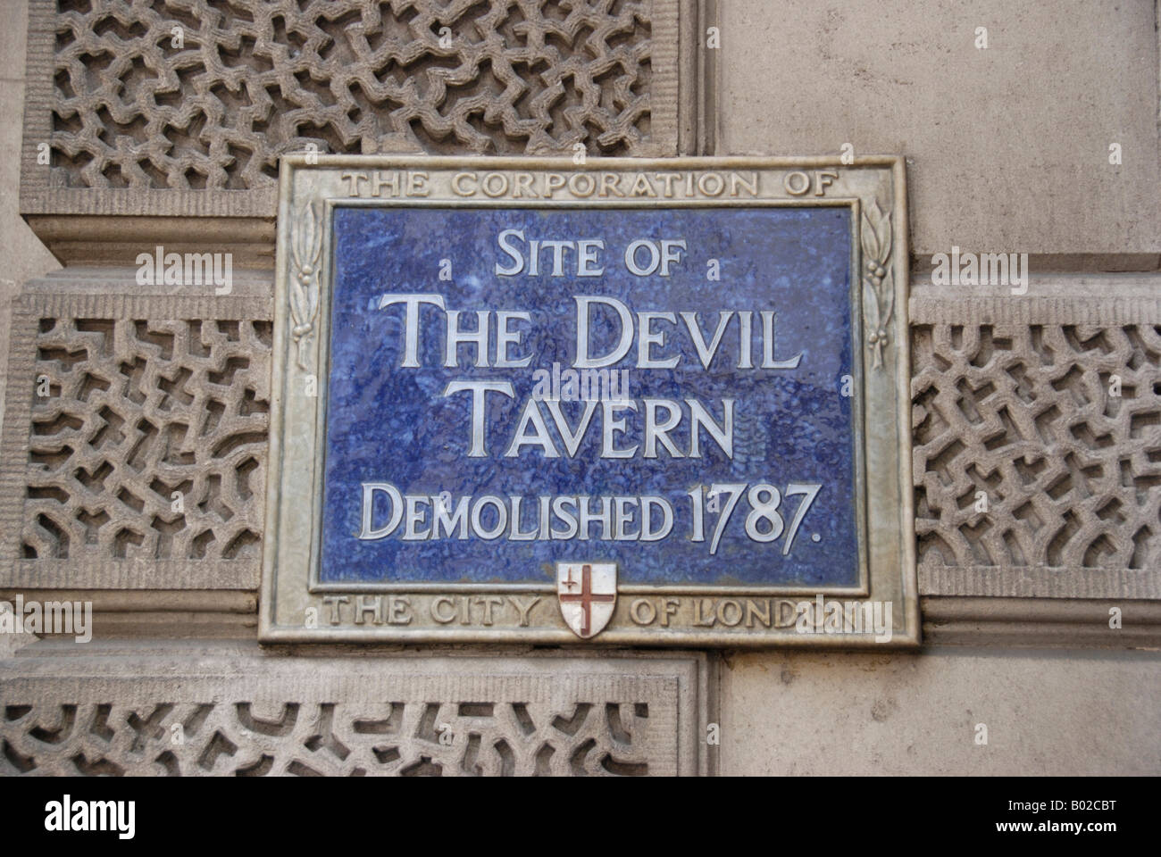 Blue City of London Corporation Plaque Kennzeichnung der Website der abgerissenen Teufel Taverne in der Fleet Street London Stockfoto