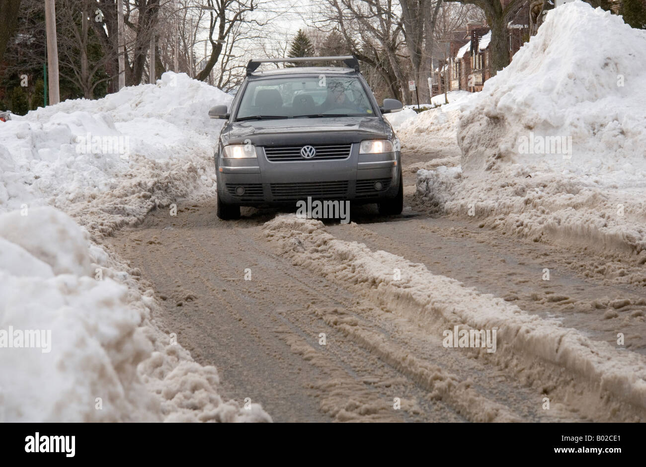 Hohen Schnee Banken stören Verkehr im Stadtteil Montreal Westmount. Stockfoto