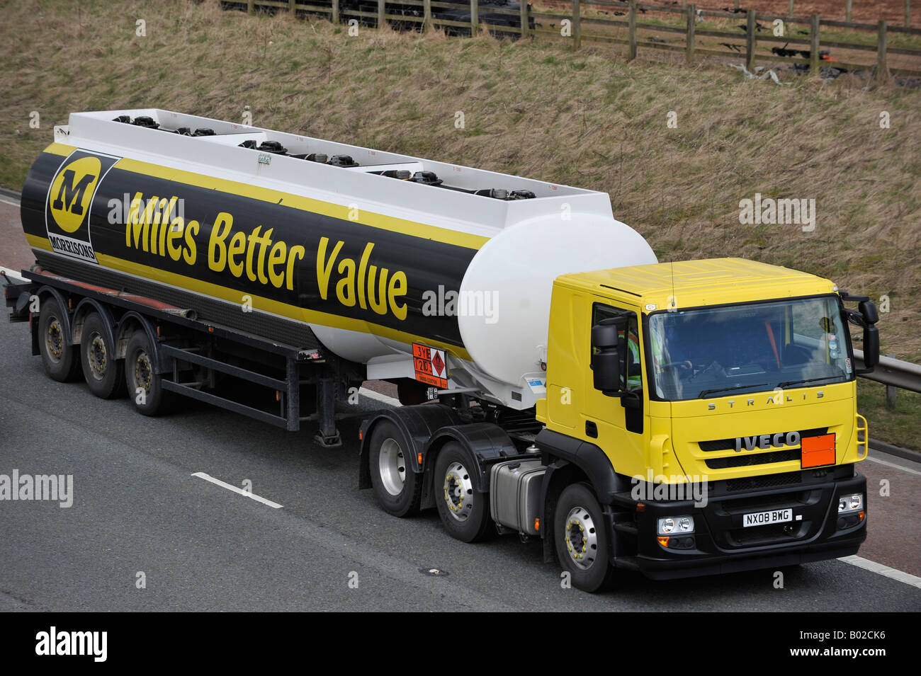 Meilen Wert besser Morrisons Supermarkt Straße Benzin Fuel Tanker gelb Iveco Stalis Zugmaschine auf Autobahn M6 Stockfoto