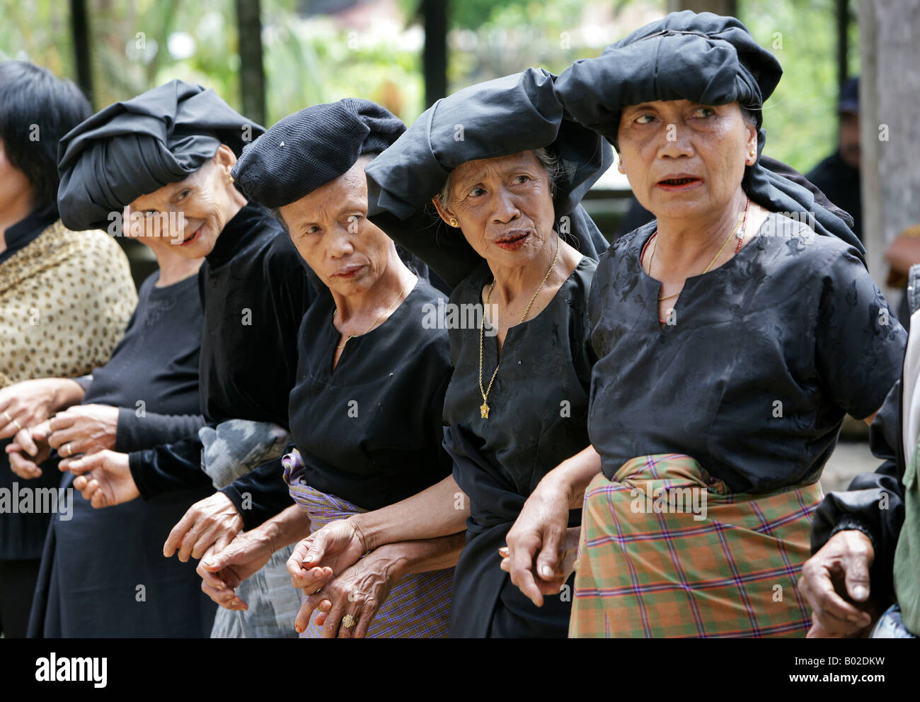 Indonesien Sulawesi Tana Toraja: traditionelle Beerdigung. Familienmitglieder, Verwandte und Freunde trauern in schwarzer Kleidung Stockfoto