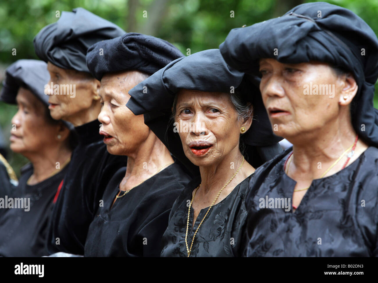 Indonesien Sulawesi Tana Toraja: traditionelle Beerdigung. Familienmitglieder, Verwandte und Freunde trauern in schwarzer Kleidung Stockfoto